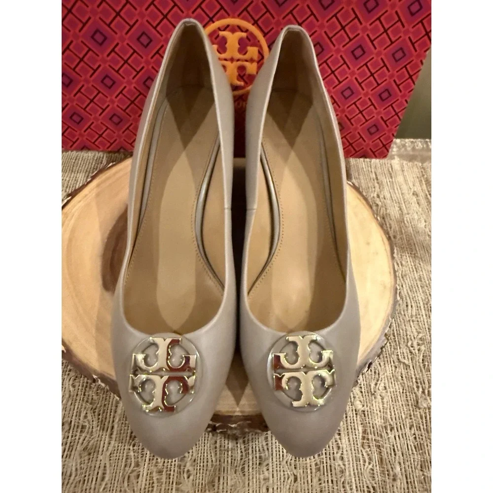 Tory Burch Women's Claire 85mm Wedge Pumps in French Grey Sz-9M Gold Logo 295$